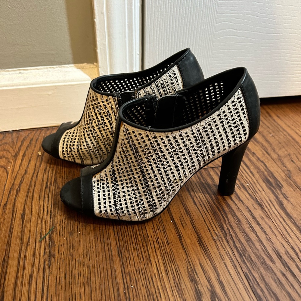 Calvin Klein Kallie size 6 Elegant Black and White Women's Heels peep toe